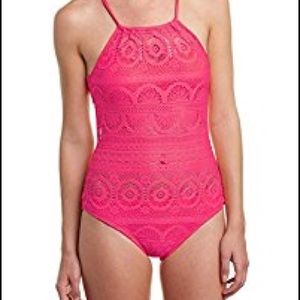 Kenneth Cole Reaction swimsuit 🌸